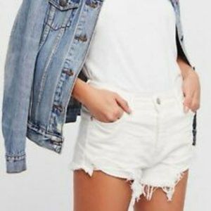 NWT * FREE PEOPLE Loving Good Vibrations White Denim Jean Shorts, Fray Hem